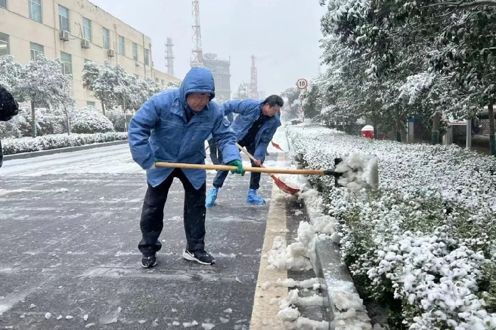 華魯 | ?以雪為令！聞雪而動(dòng)！公司各單位積極組織清掃積雪